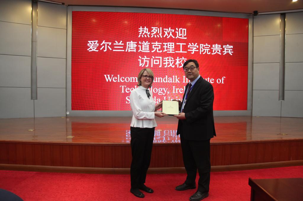 爱尔兰唐道克理工学院国际部主任访问看球