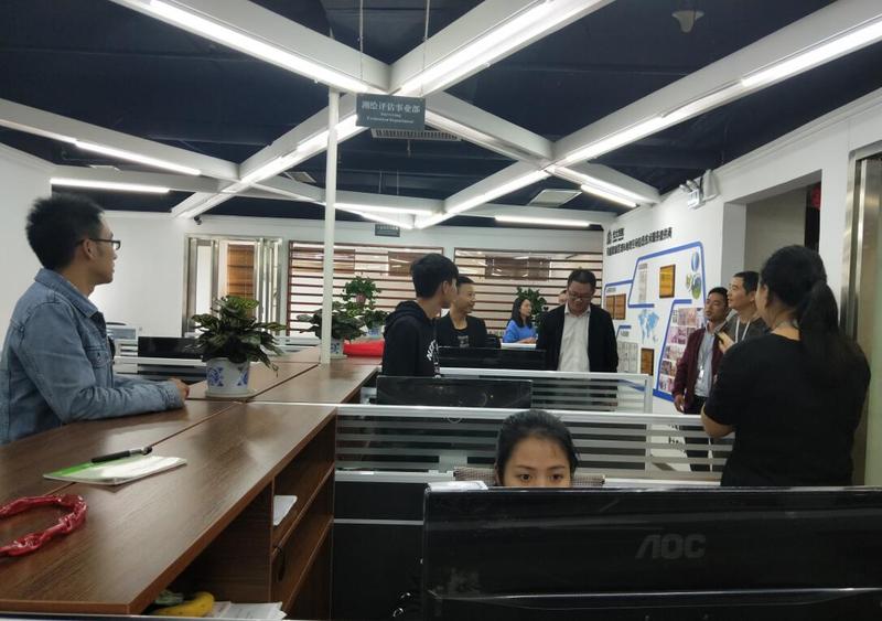 02 罗光杰了解德赢官网往届毕业生与实习生工作情况.jpg