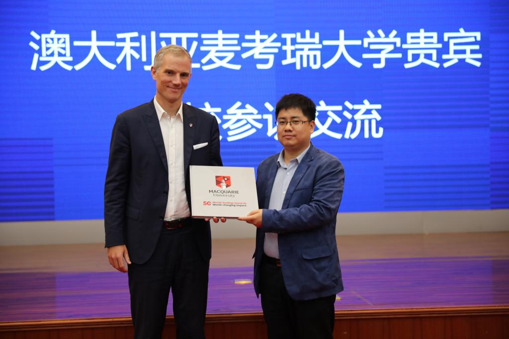澳大利亚麦考瑞大学国际部主任访问看球