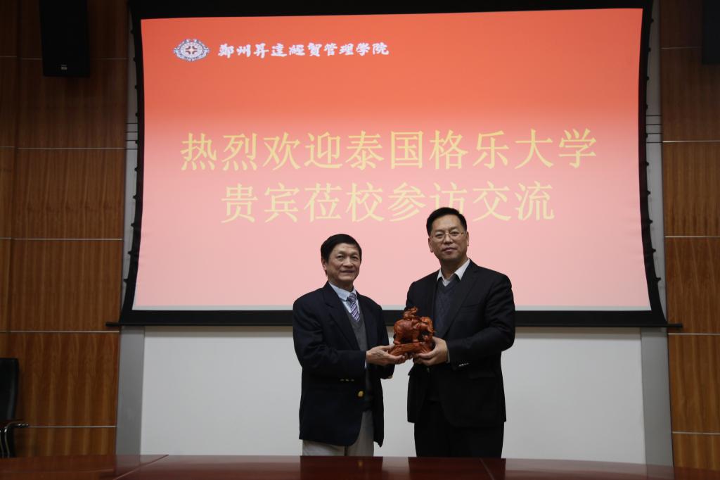 泰国格乐大学副校长素帕一行访问看球