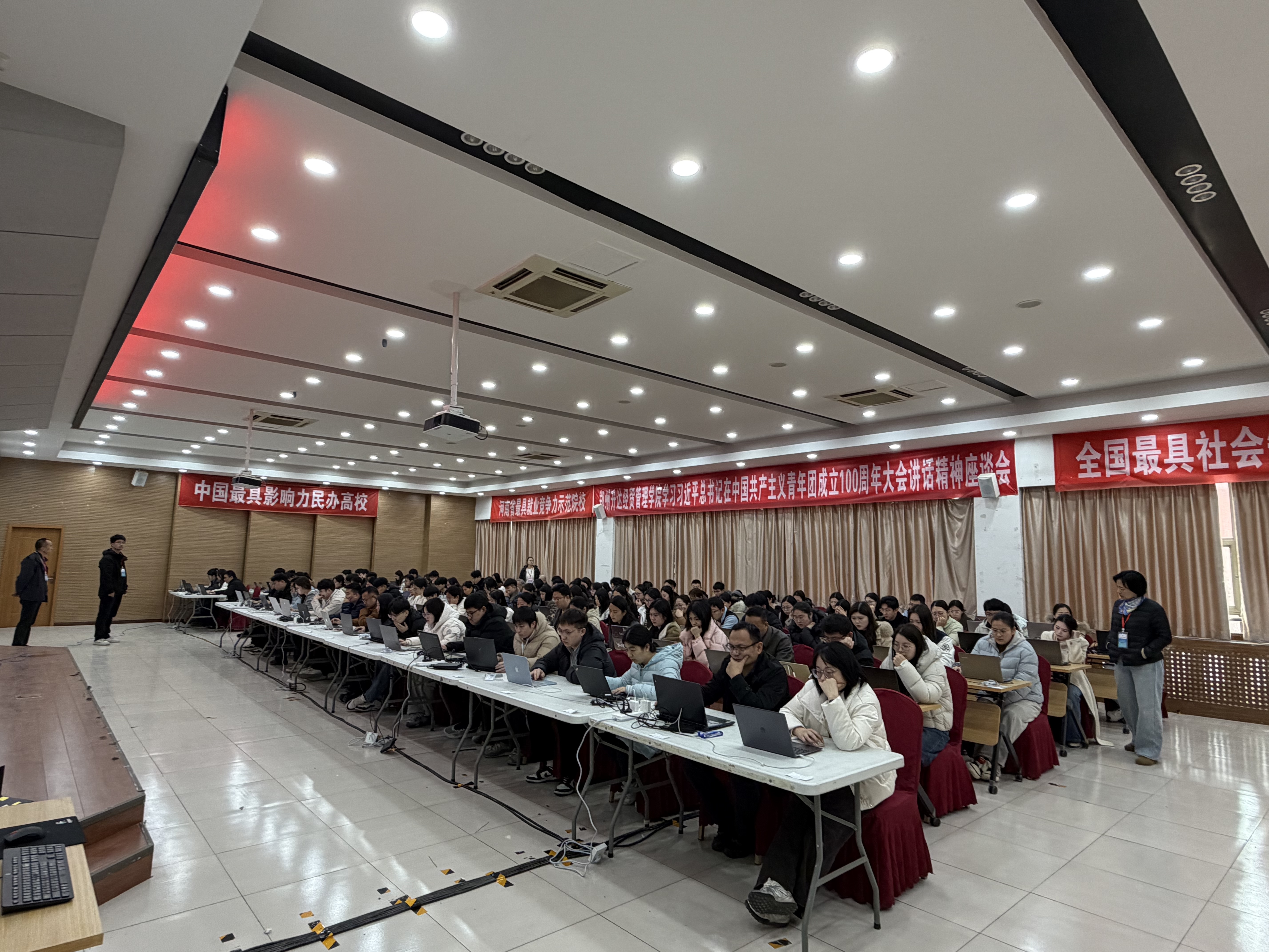 看球2026年度高等学校教师资格理论测试顺利举行