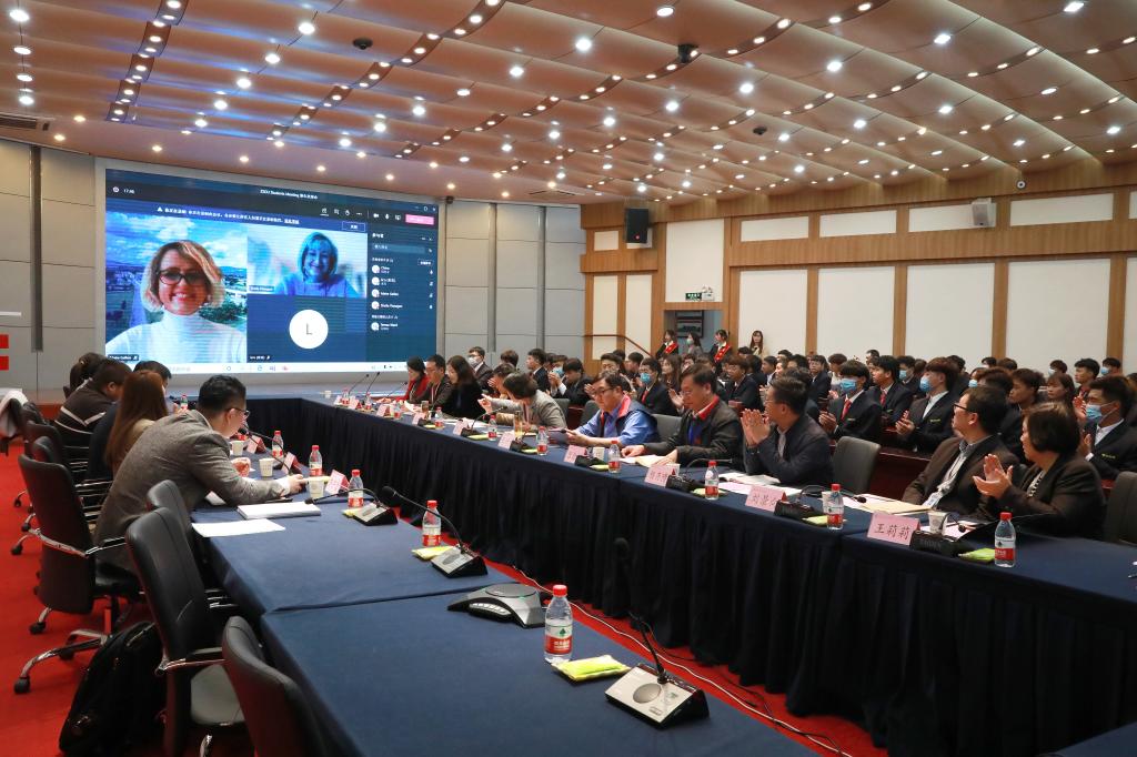看球隆重举行中爱合作办学项目首届学生开班典礼