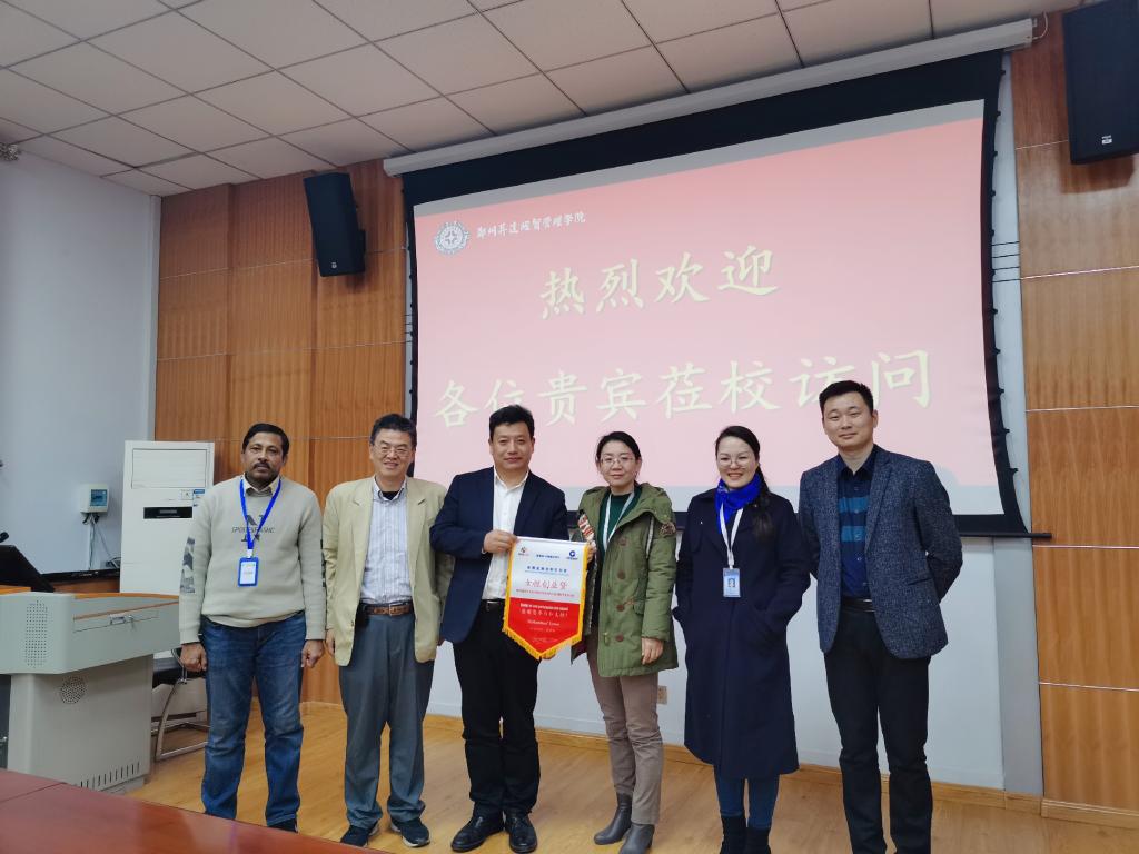 格莱珉银行中国区总裁高战一行访问看球