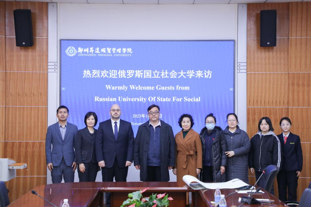 俄罗斯国立社会大学来访看球交流
