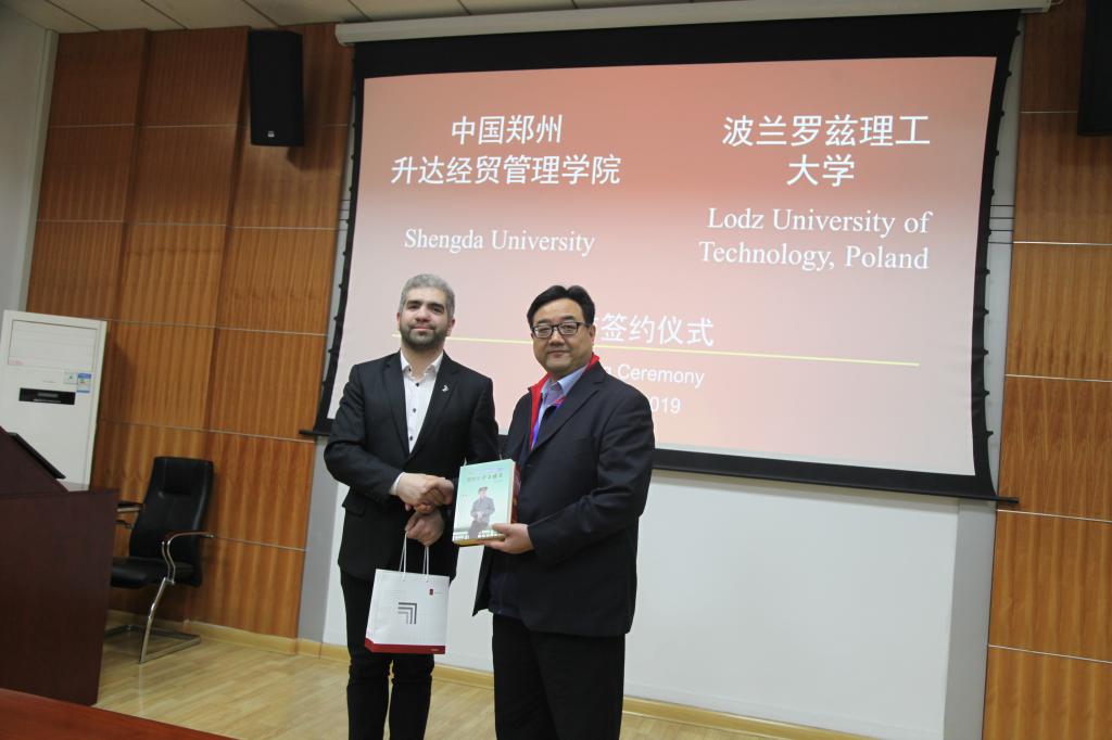 波兰罗兹理工大学一行访问看球