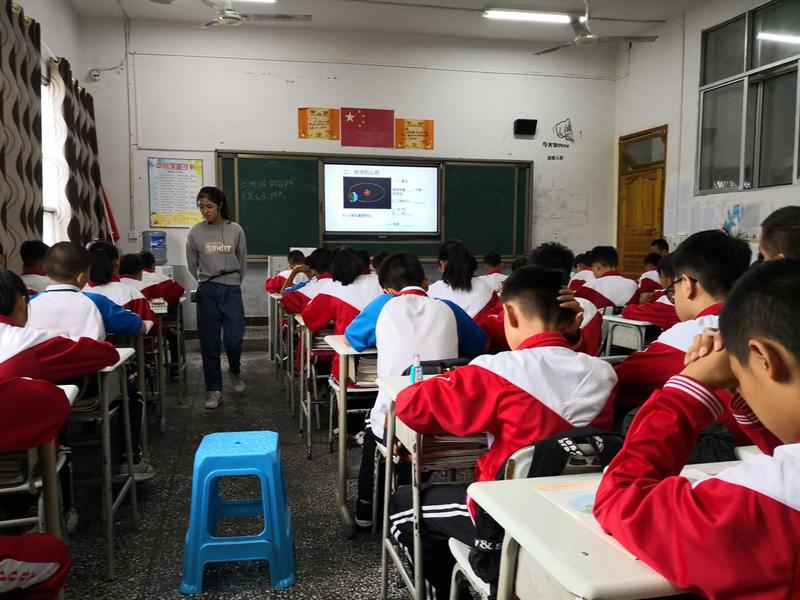 2 听取德赢官网实习生地理课.jpg